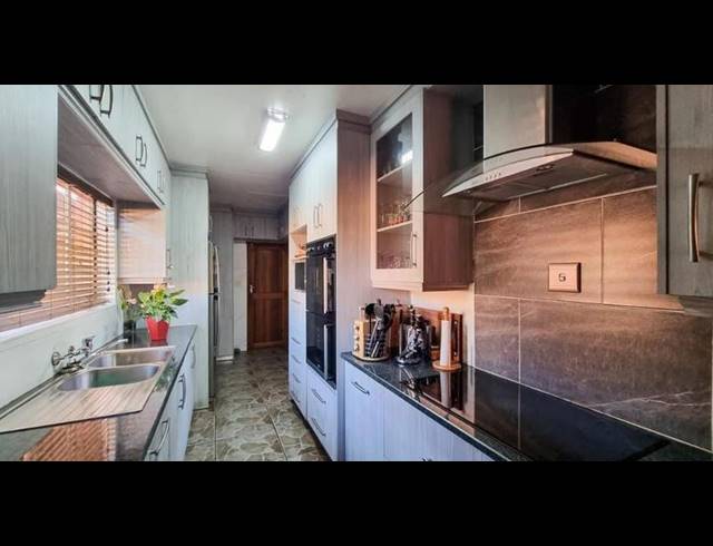 4 BEDROOM HOUSE FOR SALE IN AERORAND